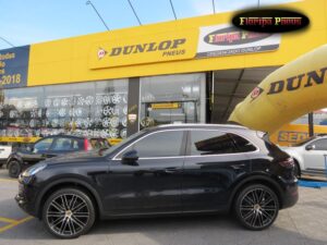 PORSCHE CAYENNE + RODAS 22″ TALA DUPLA COM PNEUS 285/35-315/30